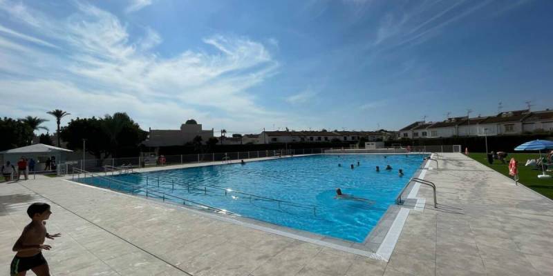 The emblematic 'Ola Azul' swimming pool in Los Alcázares reopens its doors