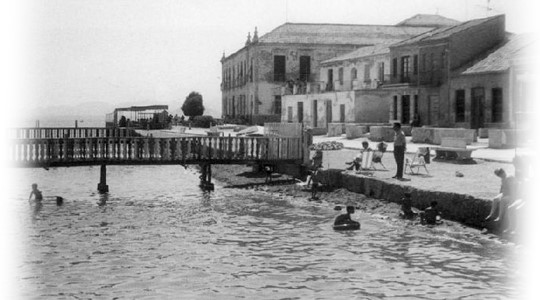 DE MODERNISTEN VAN CARTAGENA VERPLAATSEN DE BADEN VAN DIE TIJD NAAR LOS ALCAZARES