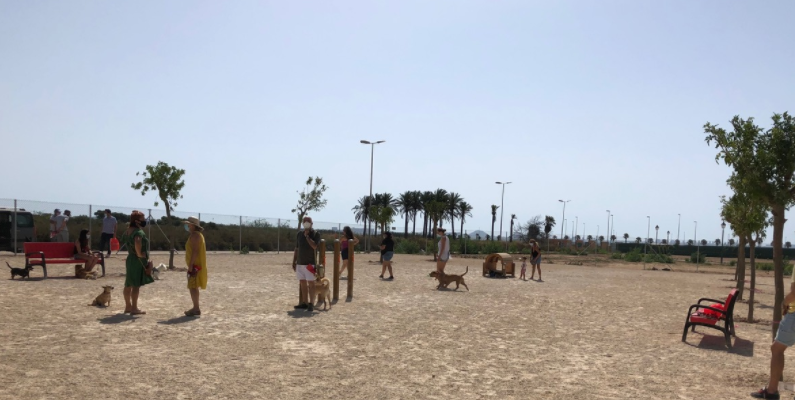 Los Alcazares inaugureert een hondenpark met kwaliteitsvoorzieningen voor bewoners met huisdieren