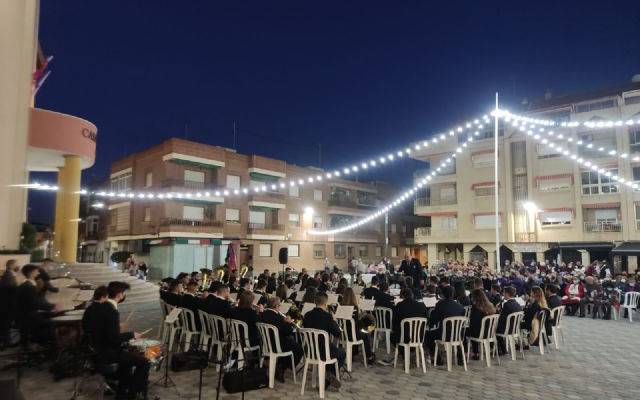 De Nationale Vergadering van de UNDEF vult de straten van Los Alcázares met muziek en traditie